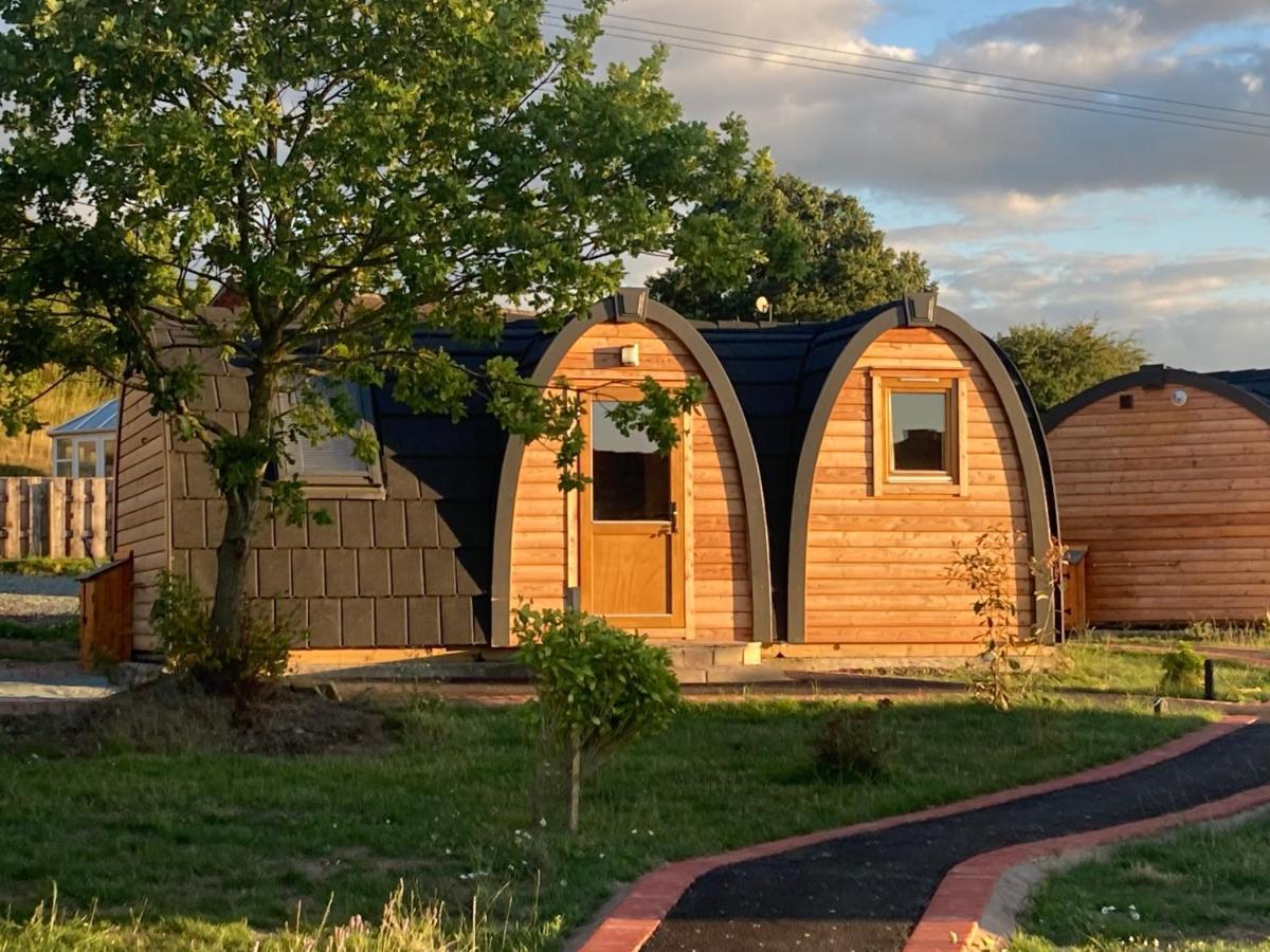 Squirrel Glamping Pod School House Farm Hotel Leighton  Eksteriør billede