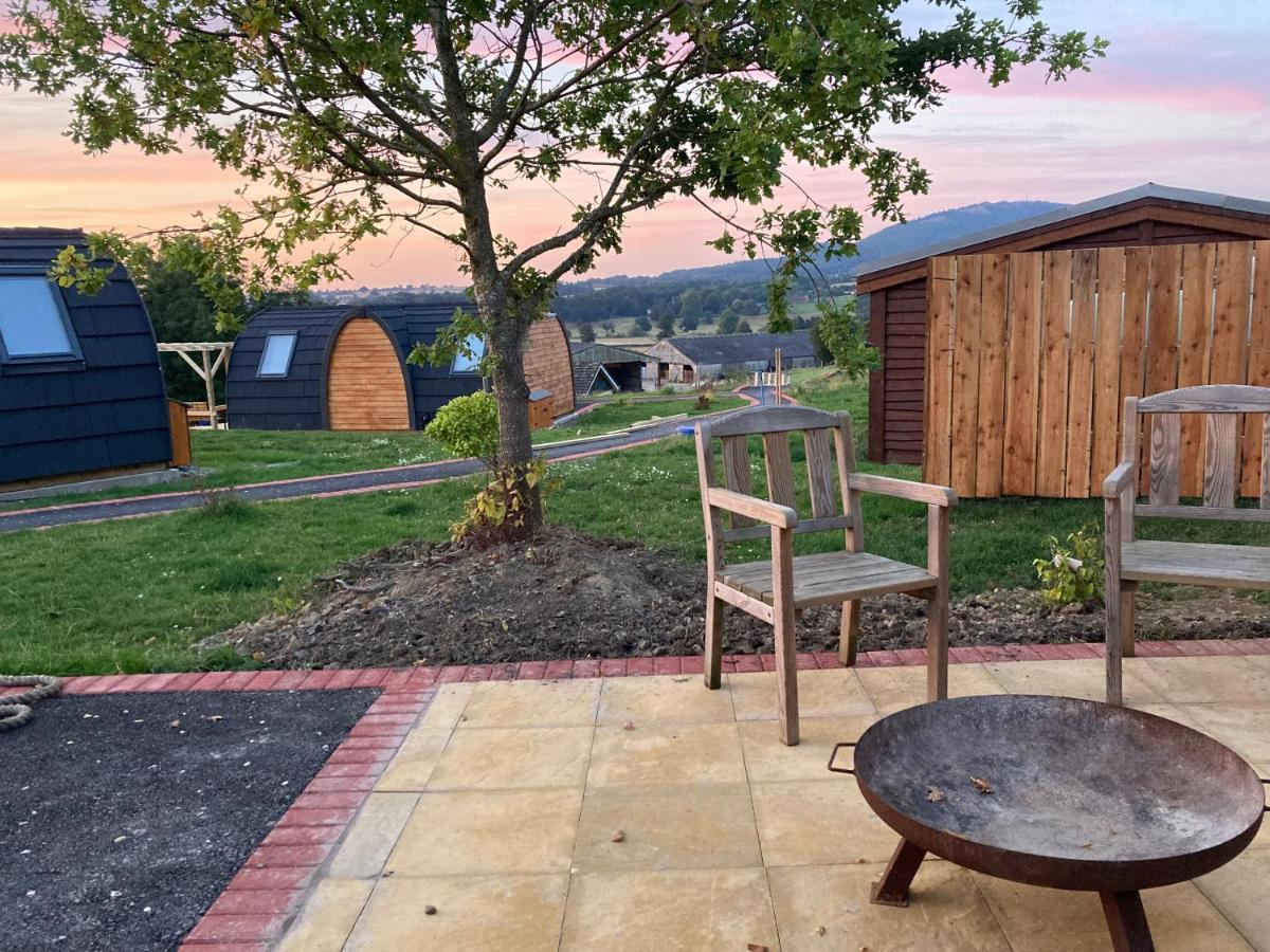 Squirrel Glamping Pod School House Farm Hotel Leighton  Eksteriør billede
