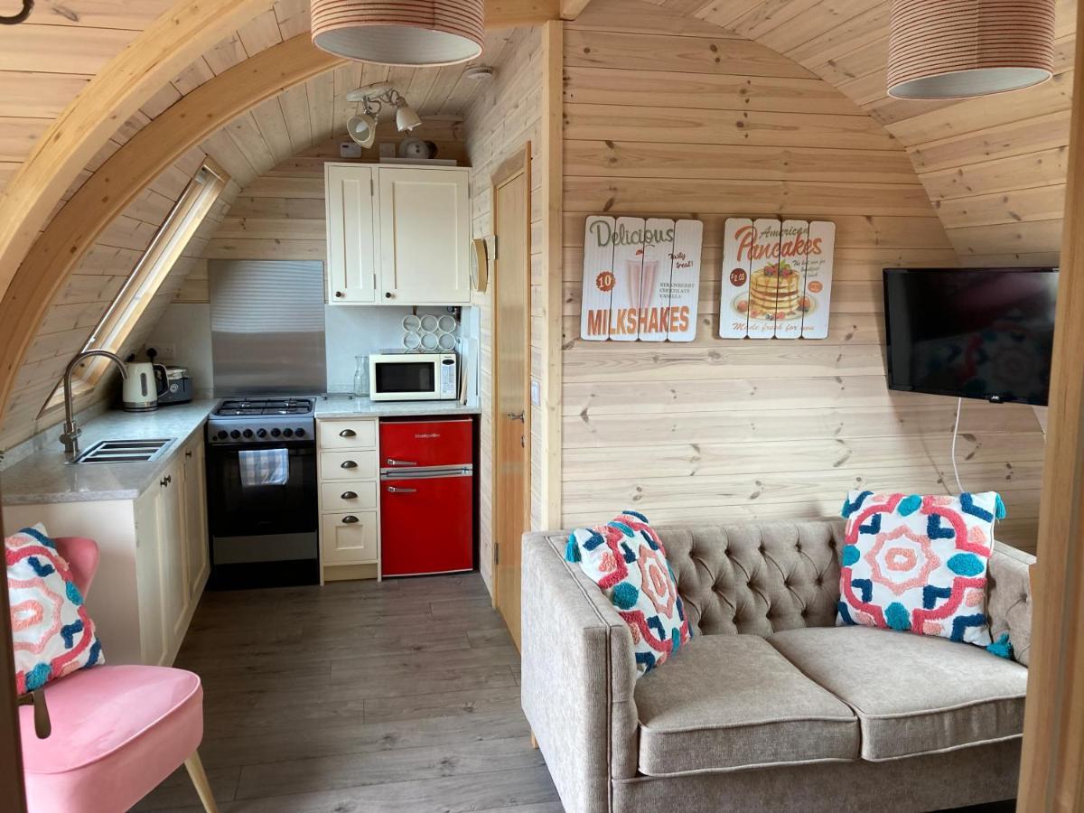 Squirrel Glamping Pod School House Farm Hotel Leighton  Eksteriør billede