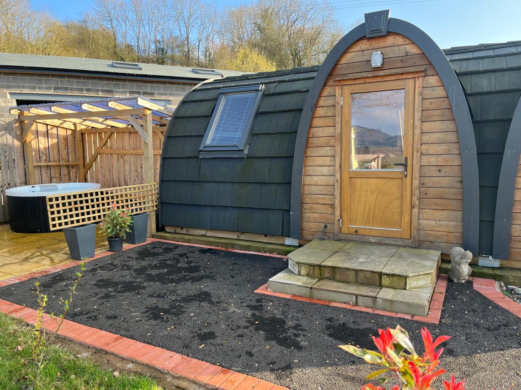 Squirrel Glamping Pod School House Farm Hotel Leighton  Eksteriør billede