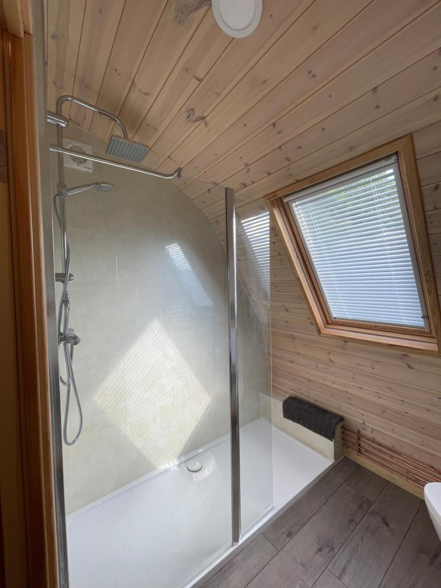Squirrel Glamping Pod School House Farm Hotel Leighton  Eksteriør billede