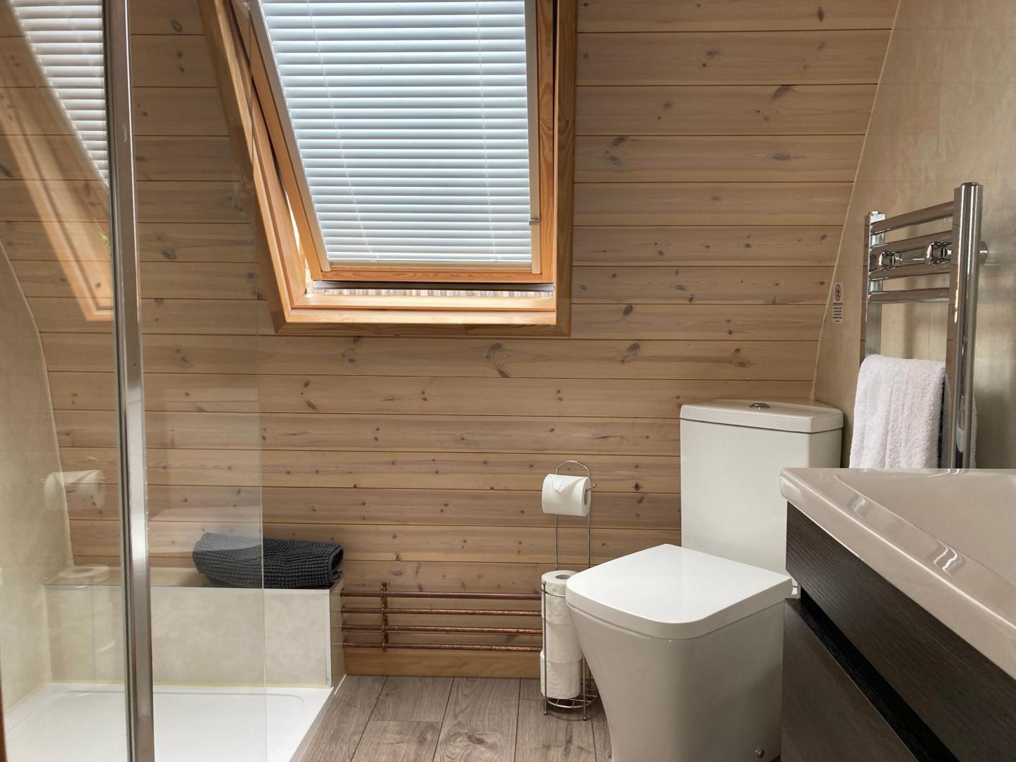 Squirrel Glamping Pod School House Farm Hotel Leighton  Eksteriør billede