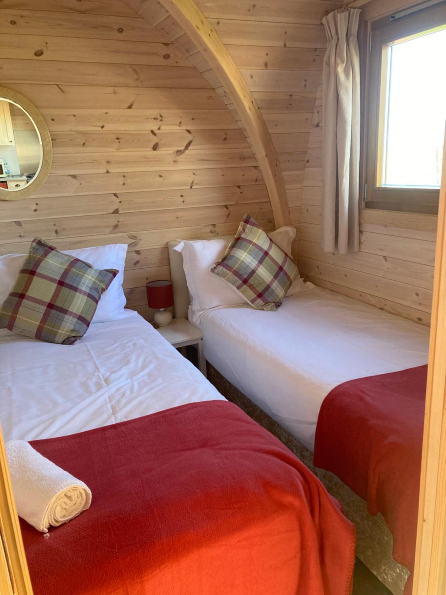 Squirrel Glamping Pod School House Farm Hotel Leighton  Eksteriør billede