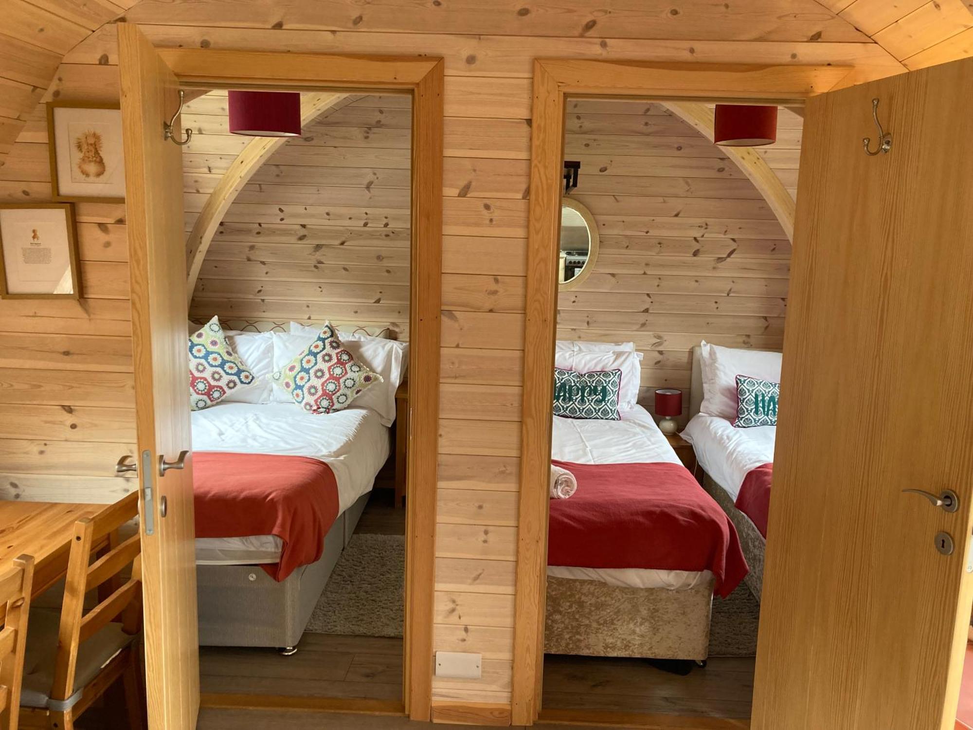 Squirrel Glamping Pod School House Farm Hotel Leighton  Eksteriør billede